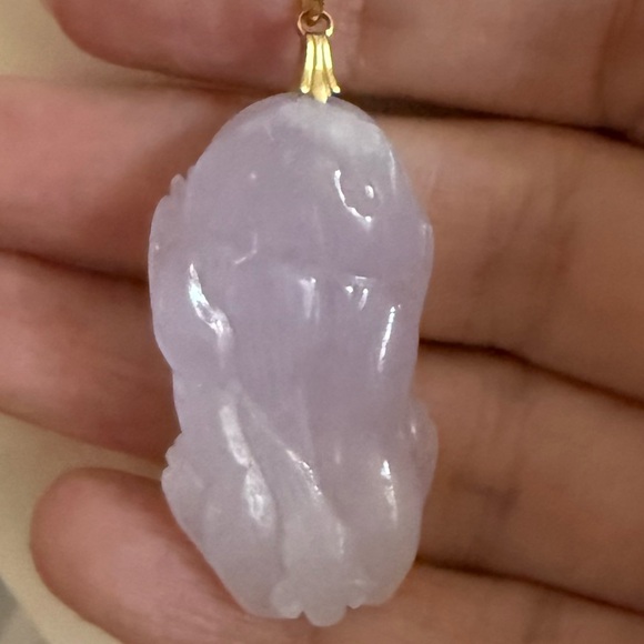 Carved lavender jadeite jade pendant & gold tone chain - Picture 3 of 7